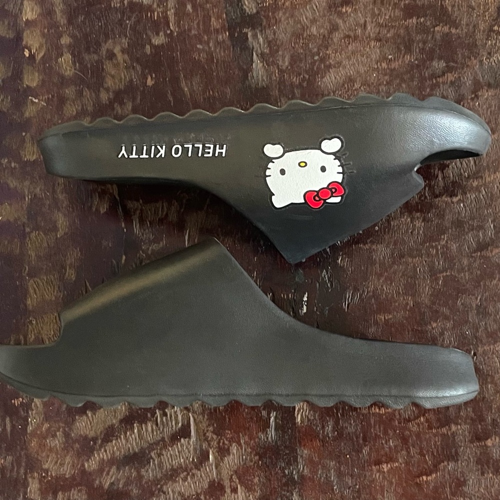 Hello Kitty Black Slippers - Picture 3 of 4